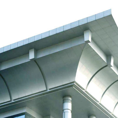 Edificio comercial cubierto por paneles de revestimiento de aluminio con diseños personalizados