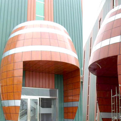 La fachada del edificio está cubierta por paneles de revestimiento de aluminio con diseños personalizados